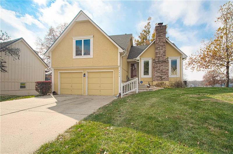 3828 NE Beechwood Dr, Lee's Summit, MO 64064
