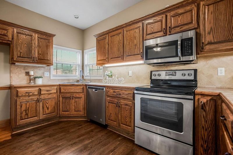 811 Stratford Dr, Raymore, MO 64083