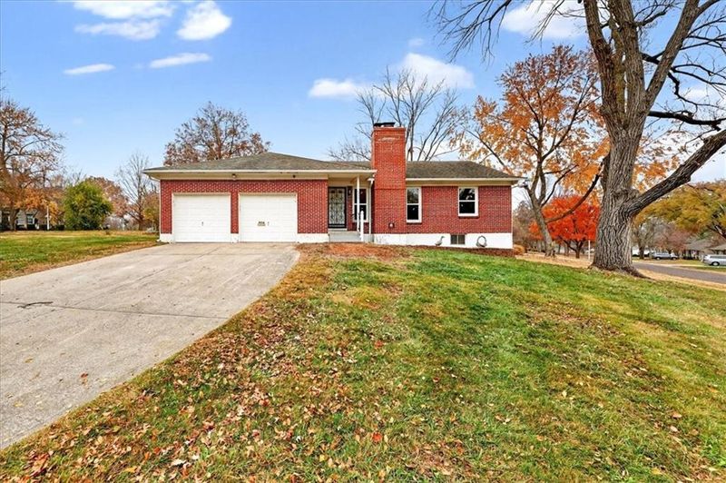 8230 W 92nd St, Overland Park, KS 66212