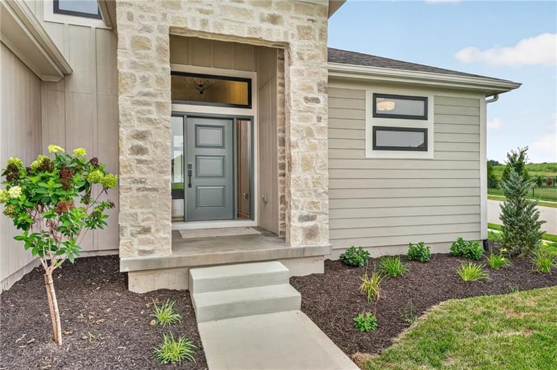 8003 NE 77th St, Kansas City, MO 64158