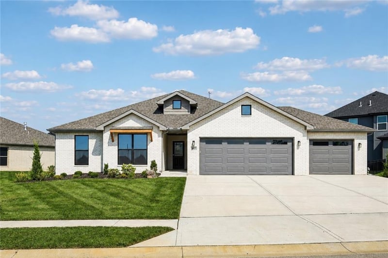 16322 W 166th Ct, Olathe, KS 66062
