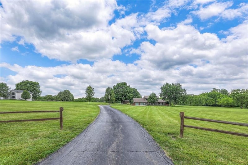 2000 E 187th St, Belton, MO 64012