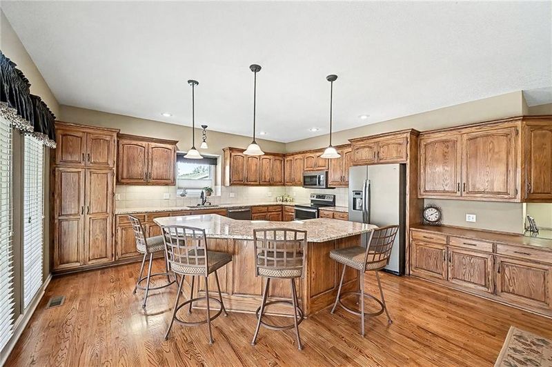 1508 Ridgeway Dr, Liberty, MO 64068
