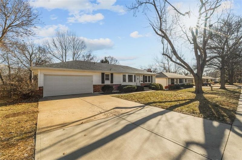 724 N Curtis St, Olathe, KS 66061