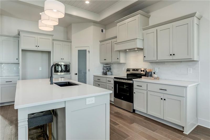 16928 S Brentwood St, Olathe, KS 66062