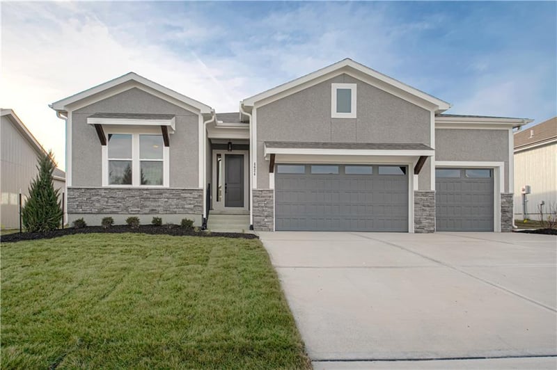 4624 SW Robinson Dr, Lee's Summit, MO 64083
