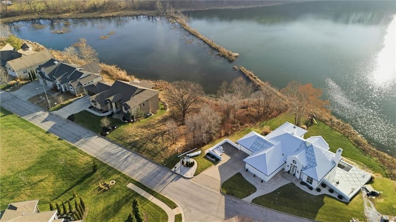 7017 Waters Edge Dr, Parkville, MO 64152