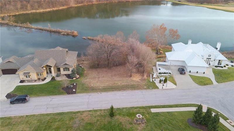 7017 Waters Edge Dr, Parkville, MO 64152