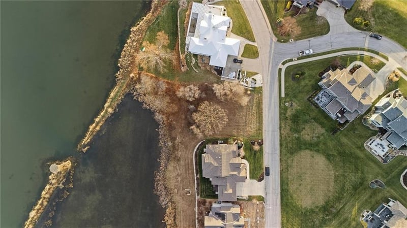 7017 Waters Edge Dr, Parkville, MO 64152