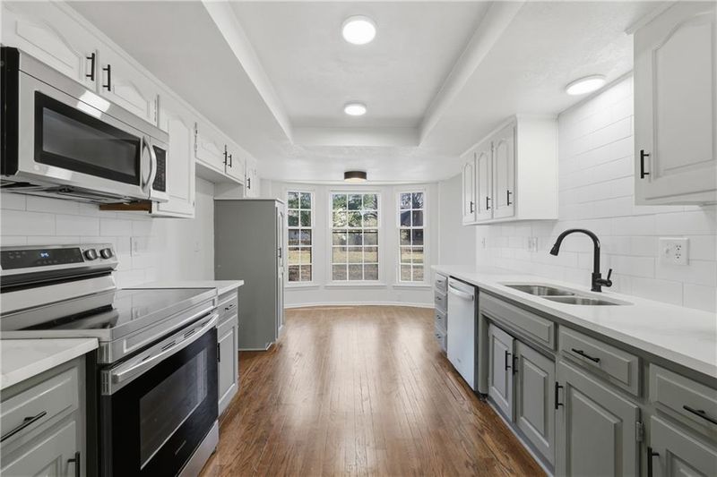 707 SW Savannah Dr, Lee's Summit, MO 64081
