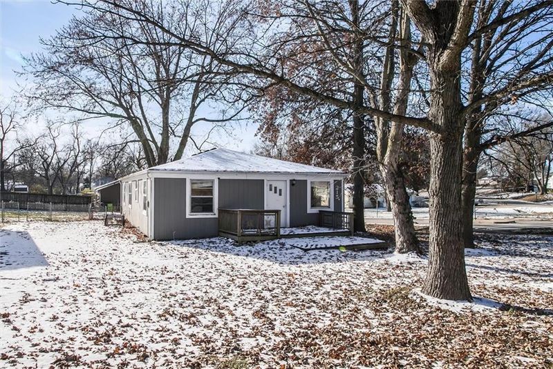 215 W North Ave, Belton, MO 64012