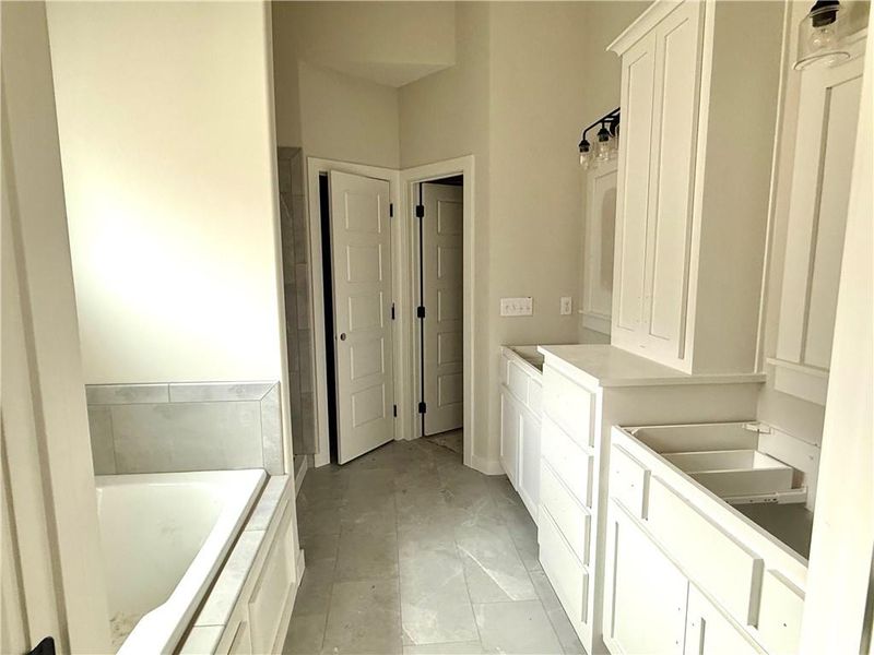 4806 NE 105th St, Kansas City, MO 64156