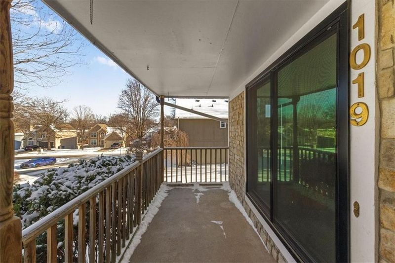 1019 E New London Dr, Olathe, KS 66061
