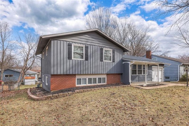 9105 Reeder Dr, Overland Park, KS 66214