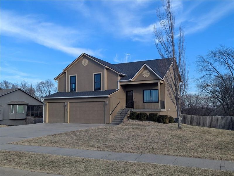 15601 White Dr, Belton, MO 64012