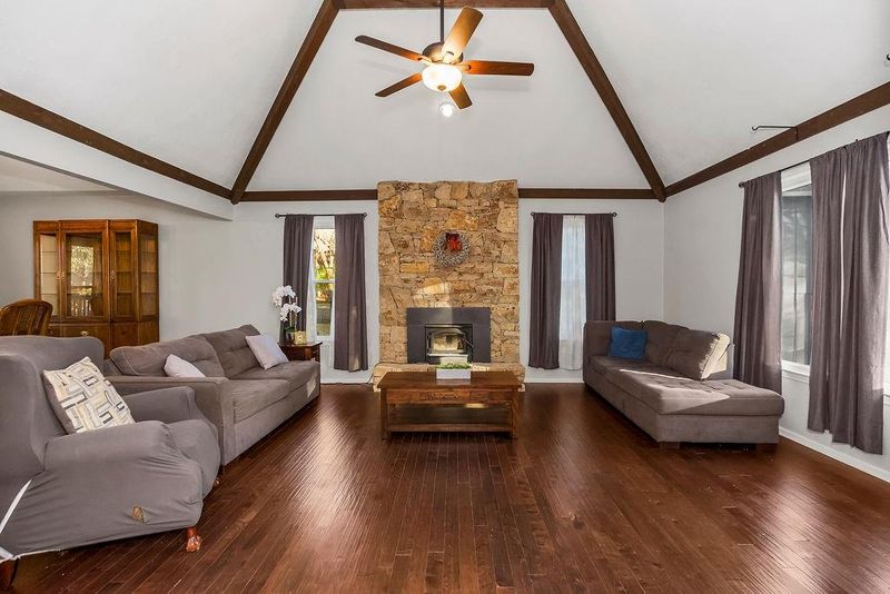 514 SW Raintree Dr, Lee's Summit, MO 64082