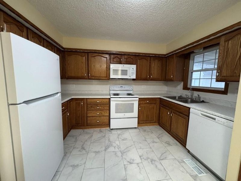 1120 N Redwood Dr, Independence, MO 64056