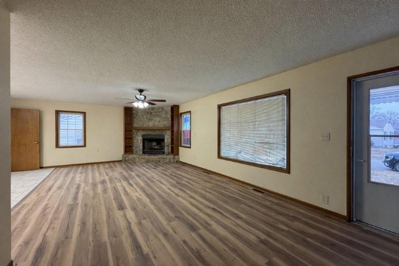 1120 N Redwood Dr, Independence, MO 64056