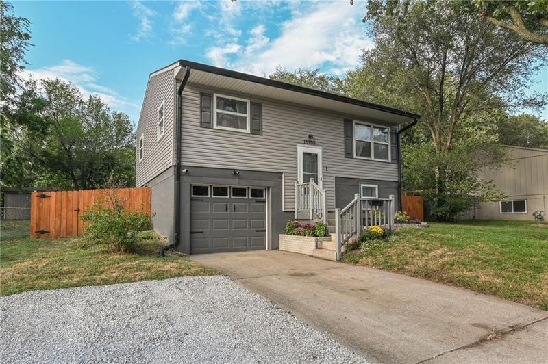 18108 E Shoshone Dr, Independence, MO 64058