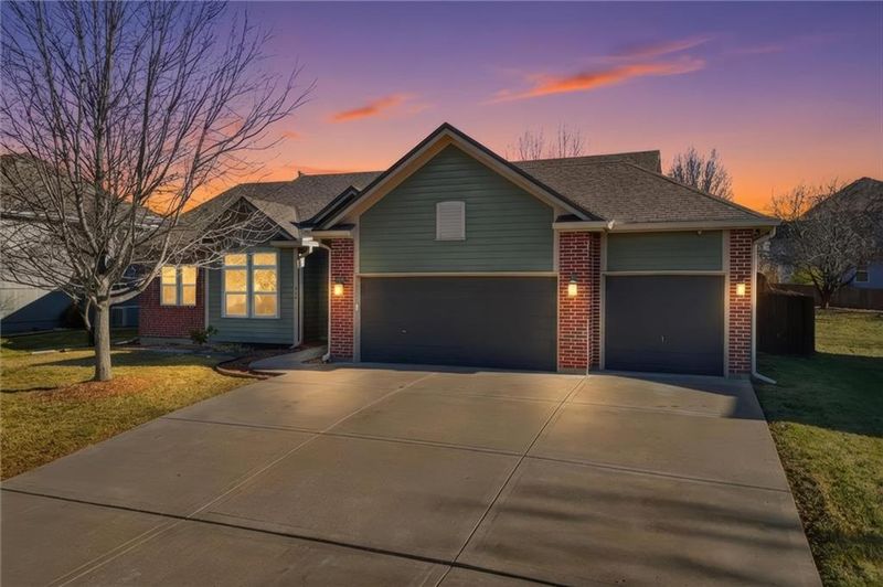 907 Englewood Dr, Kearney, MO 64060