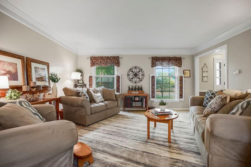 9834 W 101st Ter, Overland Park, KS 66212