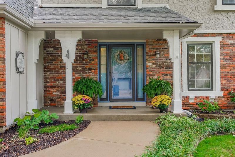 9834 W 101st Ter, Overland Park, KS 66212