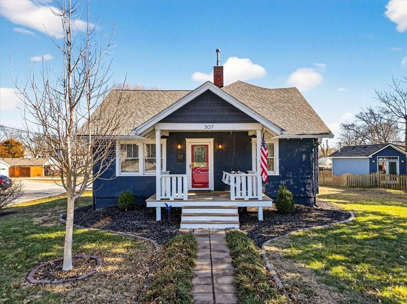 307 NE Green St, Lee's Summit, MO 64063