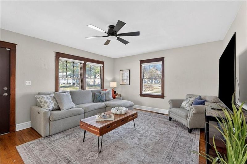 307 NE Green St, Lee's Summit, MO 64063