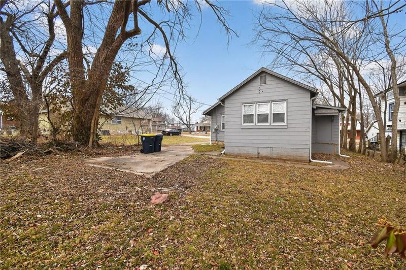 2407 E 68th Ter, Kansas City, MO 64132