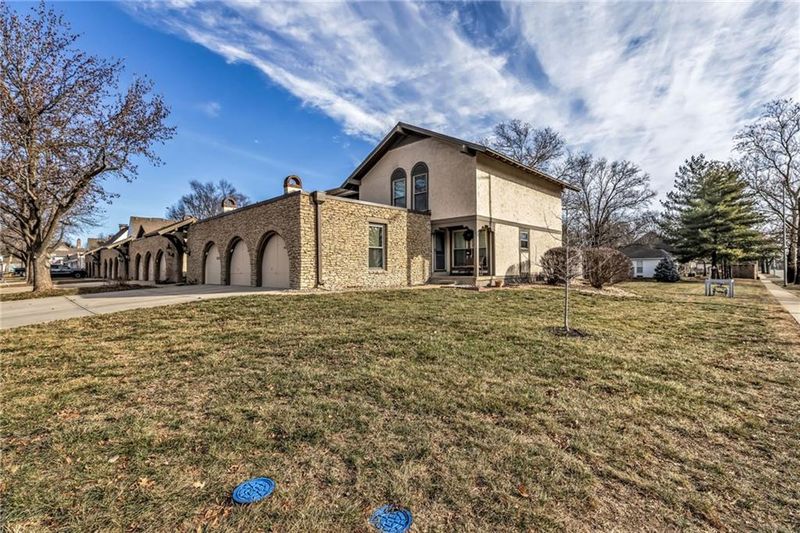 10239 Robinson St, Overland Park, KS 66212