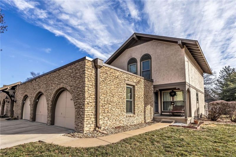 10239 Robinson St, Overland Park, KS 66212