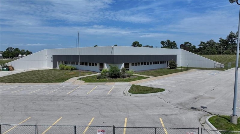 9000 Old Santa Fe Rd, Kansas City, MO 64138