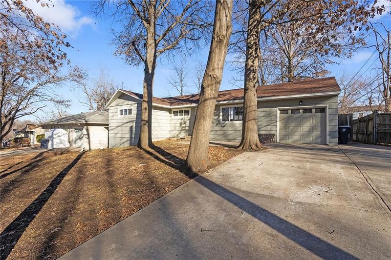 11413 Spring Valley Rd, Kansas City, MO 64134