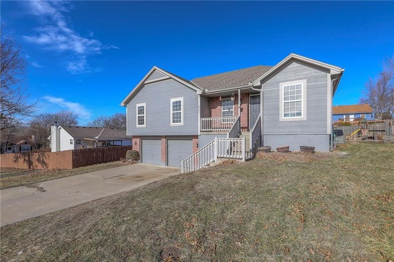 18404 E Blackhawk Trl, Independence, MO 64056