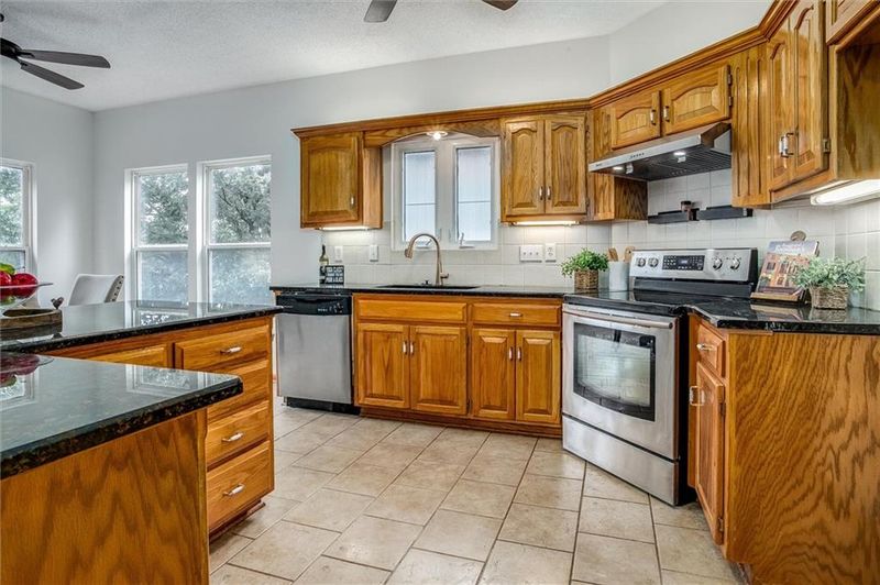 728 S Kisner Dr, Independence, MO 64056