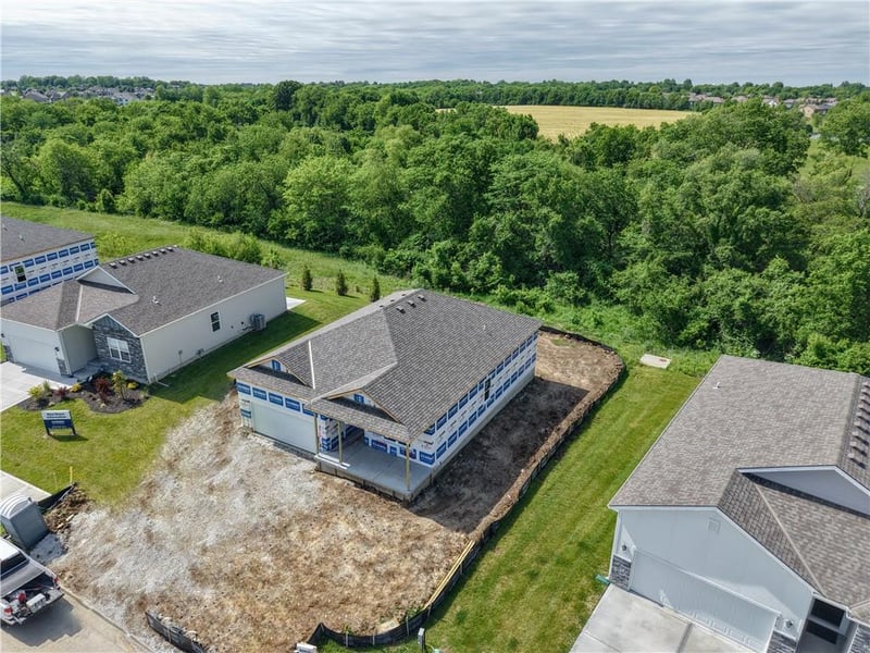 2112 Creek View Ln, Raymore, MO 64083