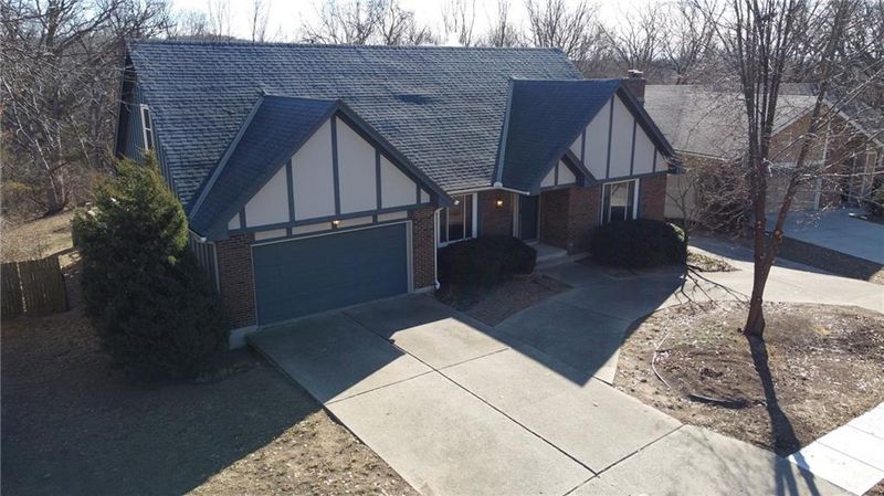 11947 Harrison Dr, Kansas City, MO 64146