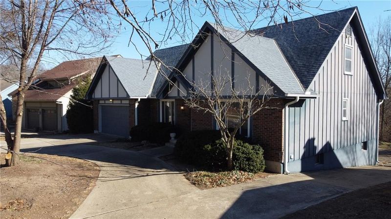 11947 Harrison Dr, Kansas City, MO 64146