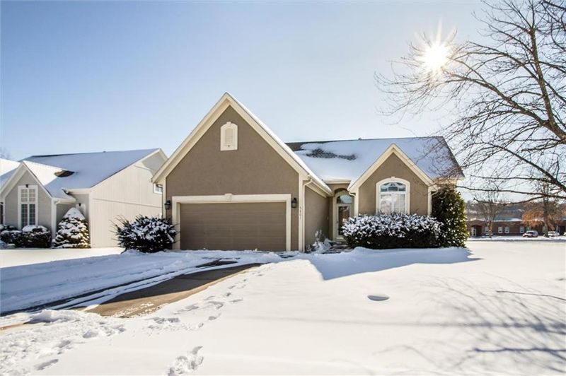 5801 NE Hidden Meadows Dr, Lee's Summit, MO 64064