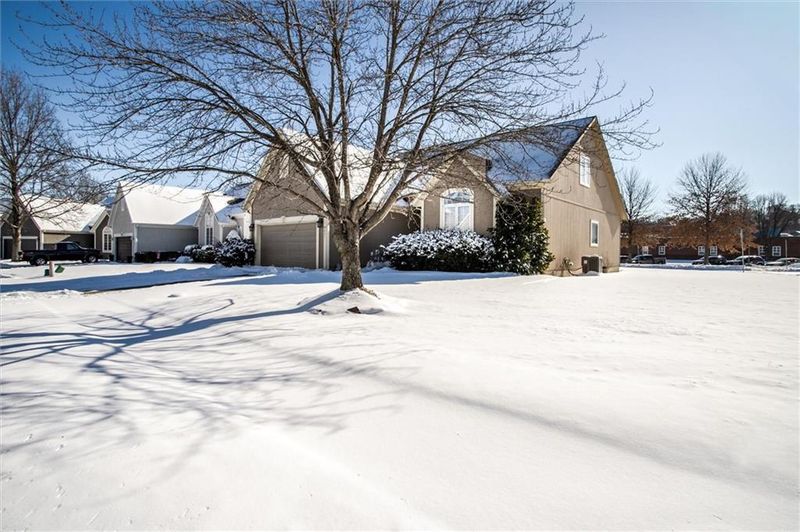 5801 NE Hidden Meadows Dr, Lee's Summit, MO 64064
