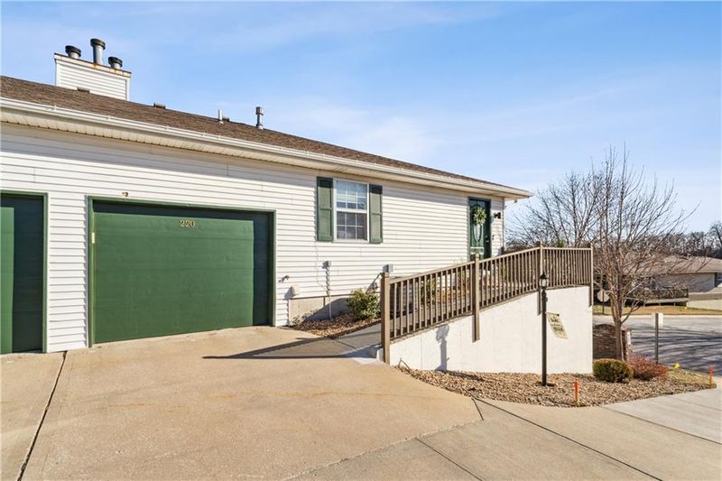 220 E Hansen Ct, Independence, MO 64055