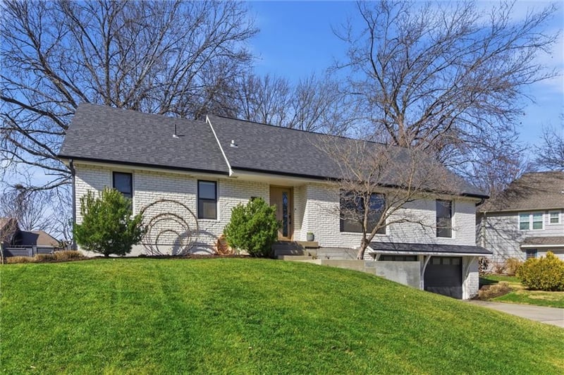 9516 Linden St, Overland Park, KS 66207