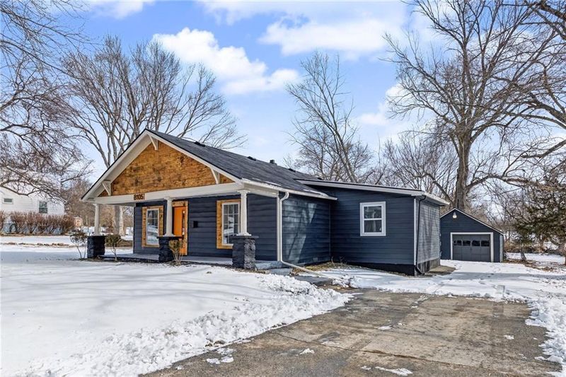 8105 Manning Ave, Raytown, MO 64138