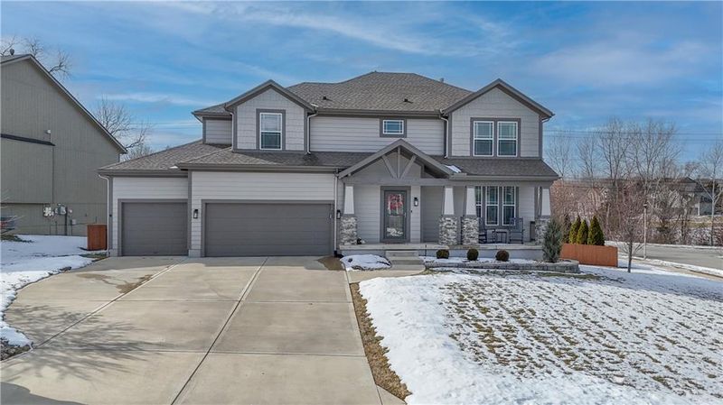 5200 Meadowsweet Ln, Shawnee, KS 66226