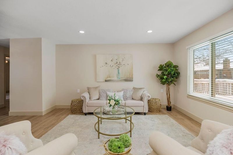 1323 W Johns Blvd, Raymore, MO 64083