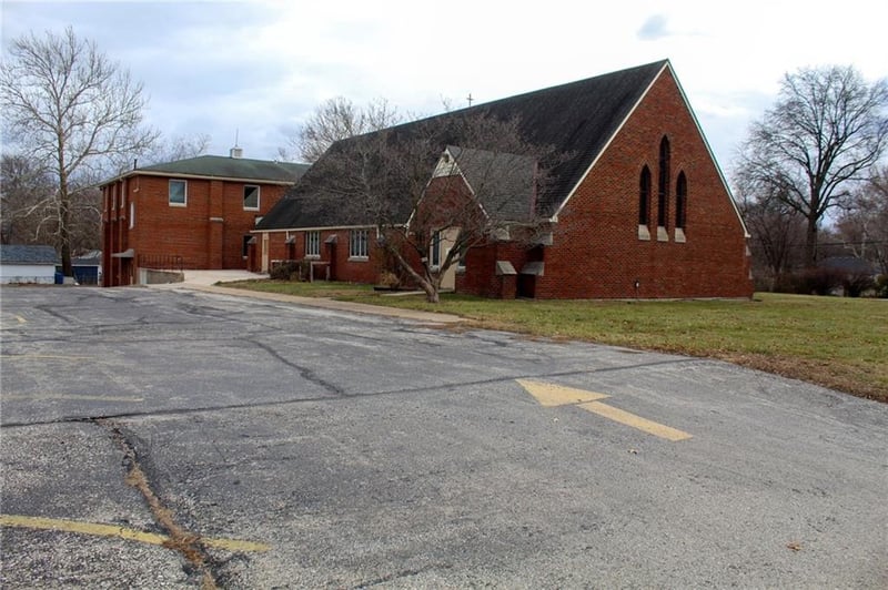 12613 Grandview Rd, Grandview, MO 64030