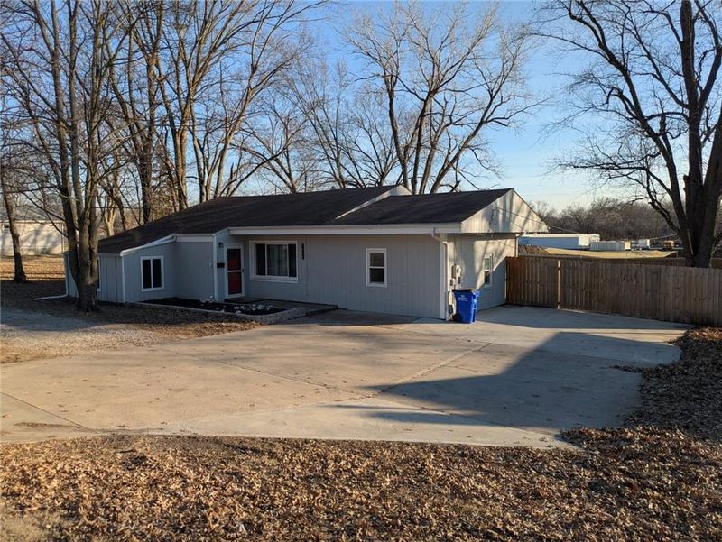7601 High Grove Rd, Grandview, MO 64030