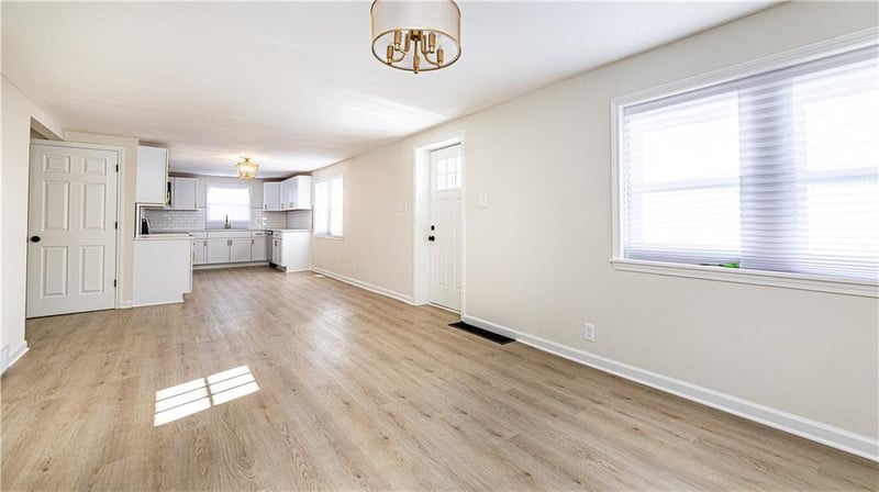 808 NE Russell Rd, Kansas City, MO 64116