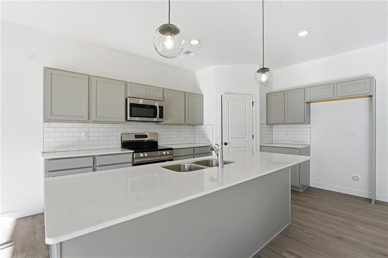 20518 Newcastle St, Spring Hill, KS 66083