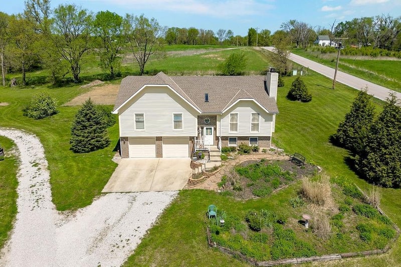 15412 NE 181st St, Holt, MO 64048
